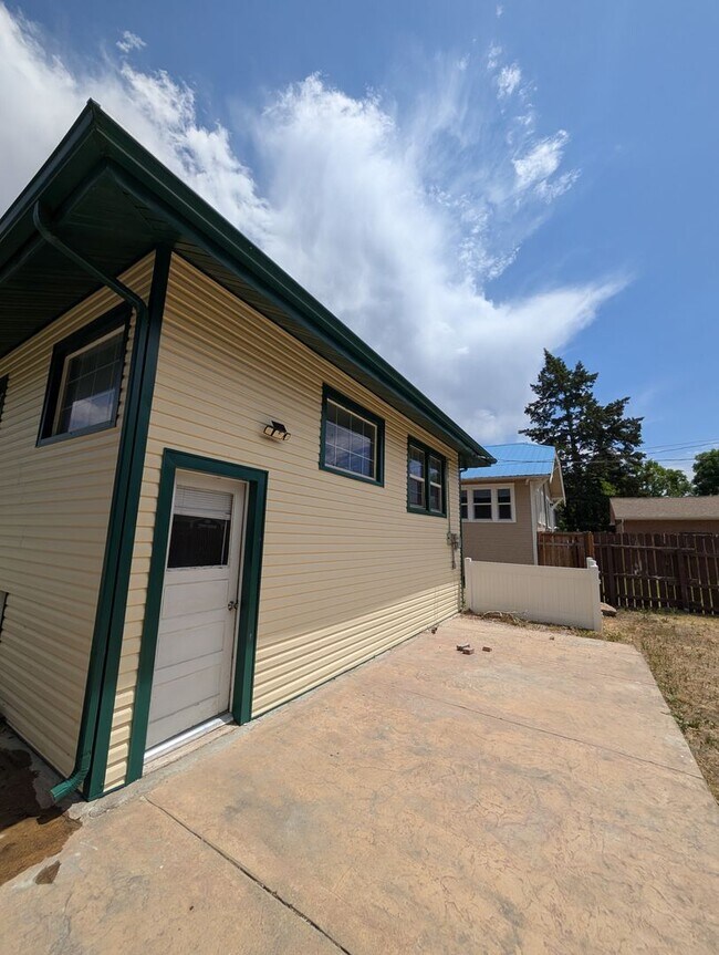 Building Photo - 1123 N Hayes Ave