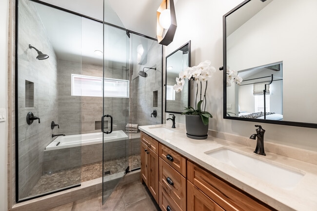 Building Photo - 198 Country Club Dr