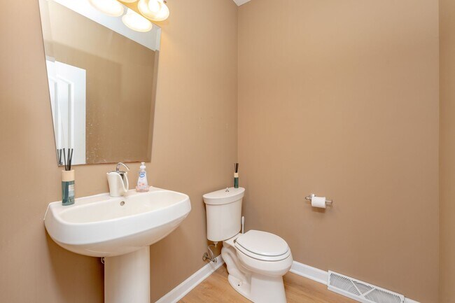 Building Photo - Five Bedroom Home in Kalamazoo