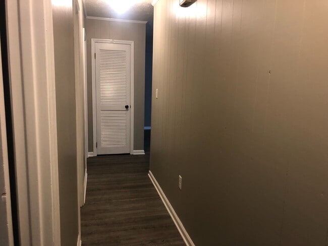 Building Photo - 515 Chateau Dr SE