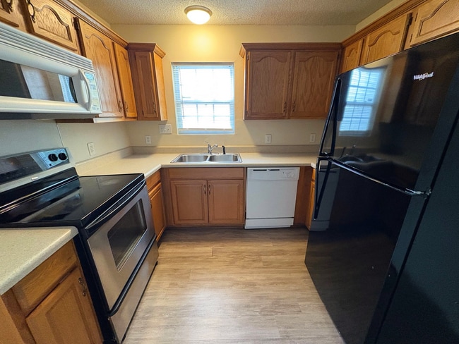 Building Photo - This spacious 2-bedroom, 2-bathroom duplex