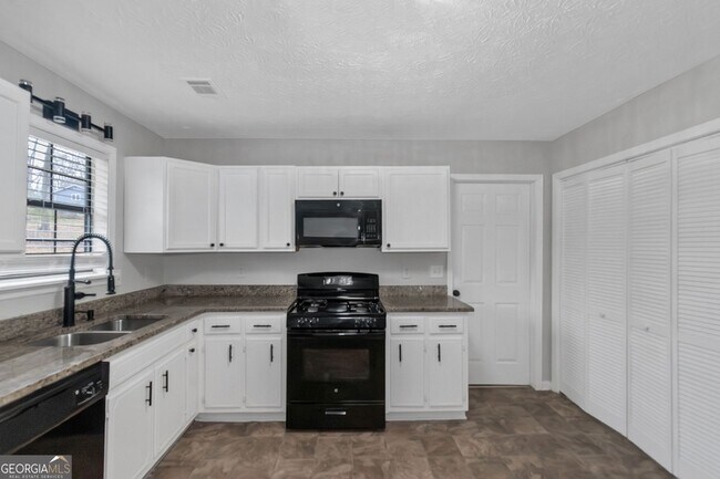 Building Photo - 321 Summerwood Ln
