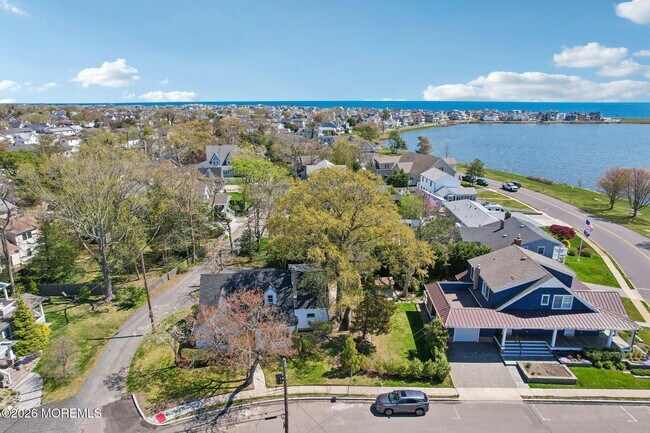 Building Photo - 1850 Fernwood Rd