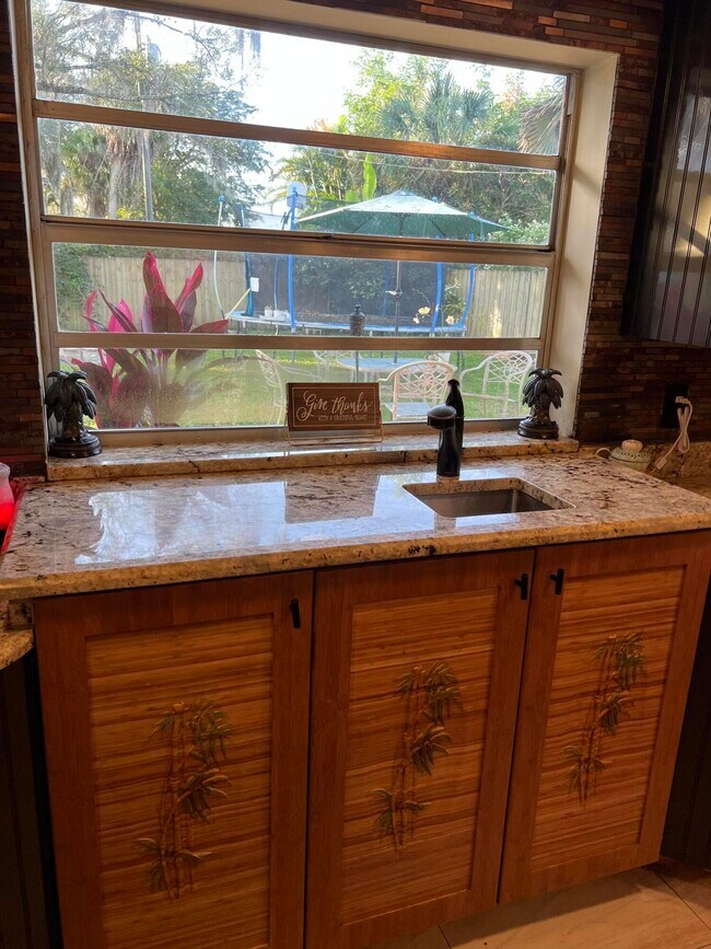 Building Photo - 1207 Australian Ave