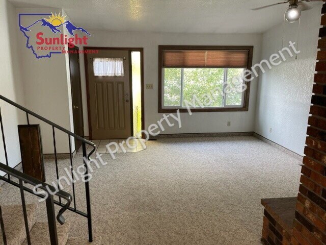Building Photo - "Spacious 3-Bed, 2-Bath Duplex in Prime Bi...