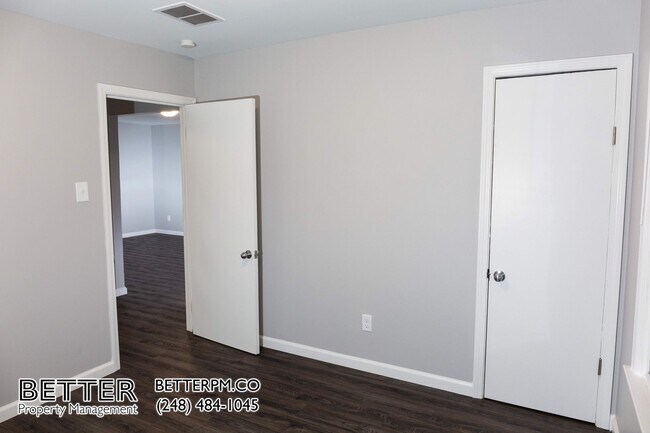 Building Photo - Tastefully Updated 2 Bedroom Home with Garage