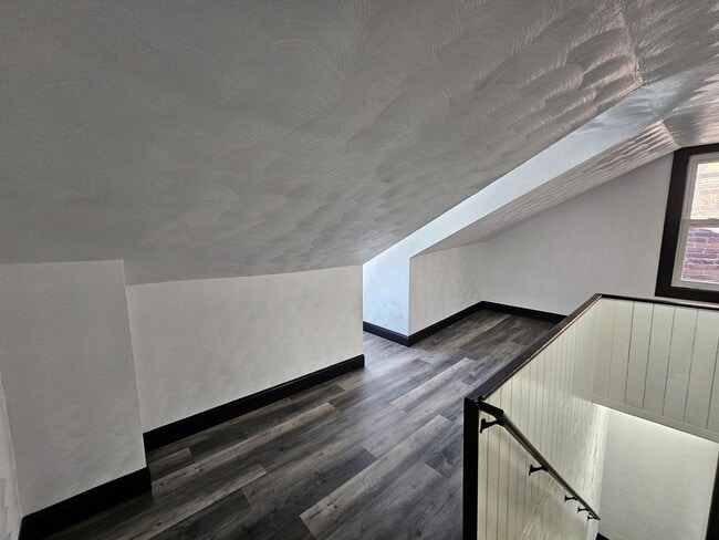 Building Photo - Fully Updated 3 bedroom 1 bath house for r...