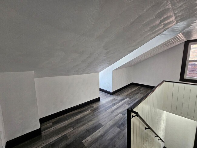 Building Photo - Fully Updated 3 bedroom 1 bath house for rent in the South Side Flats