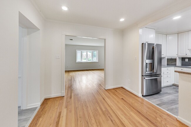 Building Photo - 5 Bed / 3 Bath / deep lot/ 2 driveways and...