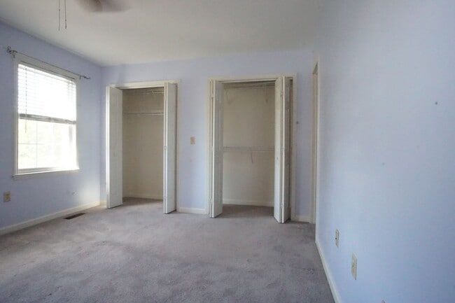 Building Photo - 4 Bed / 3 Bath.  Pet Friendly.  Reserved Parking. Master on Main.