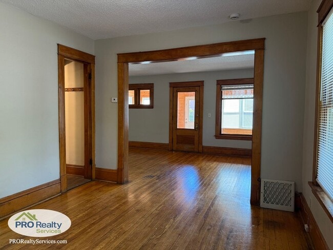 Building Photo - Updated 3 Bedroom House in Minneapolis