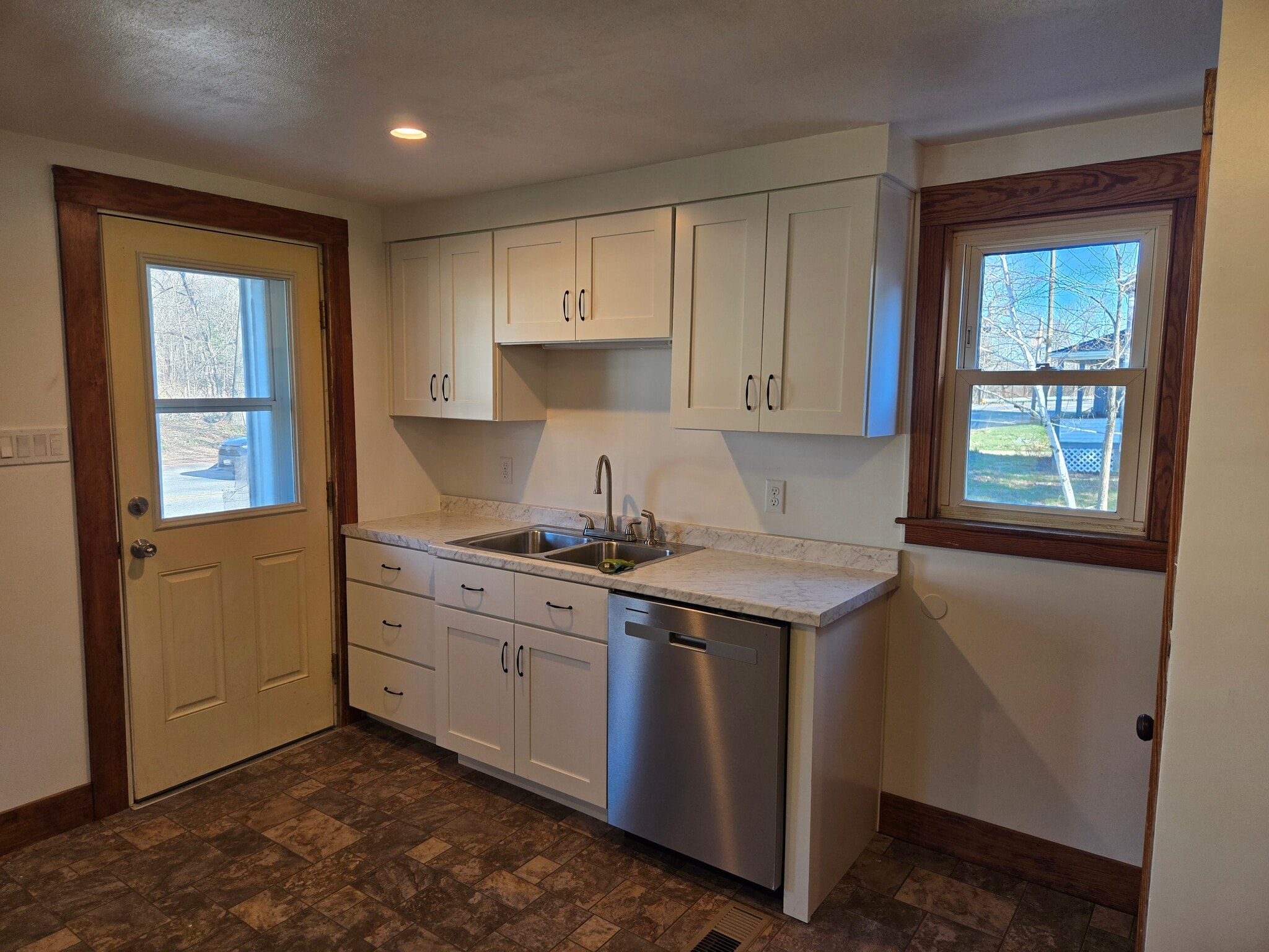 Building Photo - 521 Riverside Dr