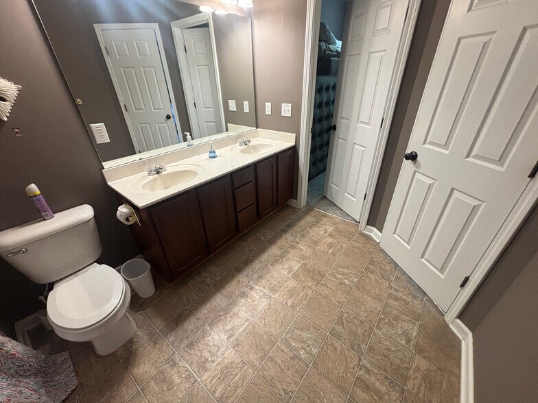 Building Photo - Room in Townhome on Linden Park Ln