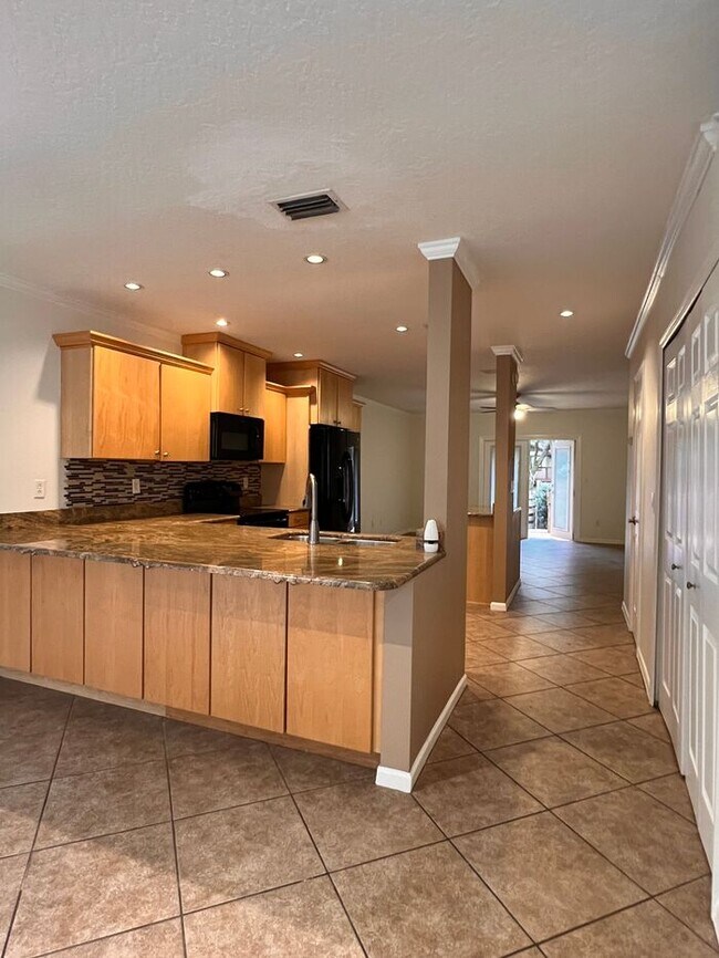 Building Photo - Beautifully updated 2 bedroom 2 1/2 baths ...