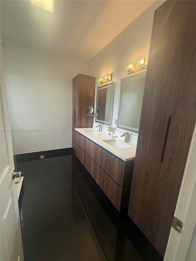 Building Photo - 6923 Julia Gardens Dr