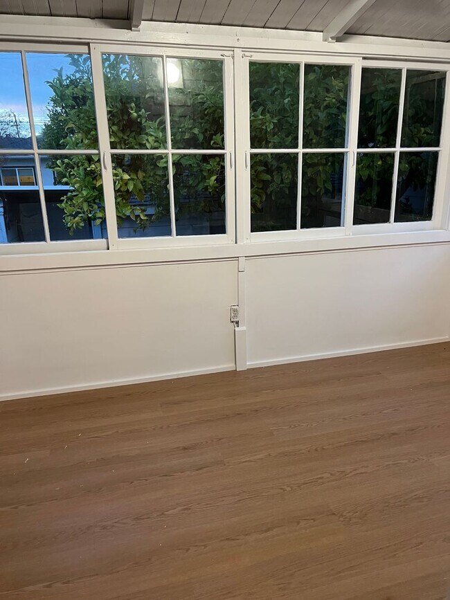 Building Photo - Beautiful Centrally Located Rockridge Craf...