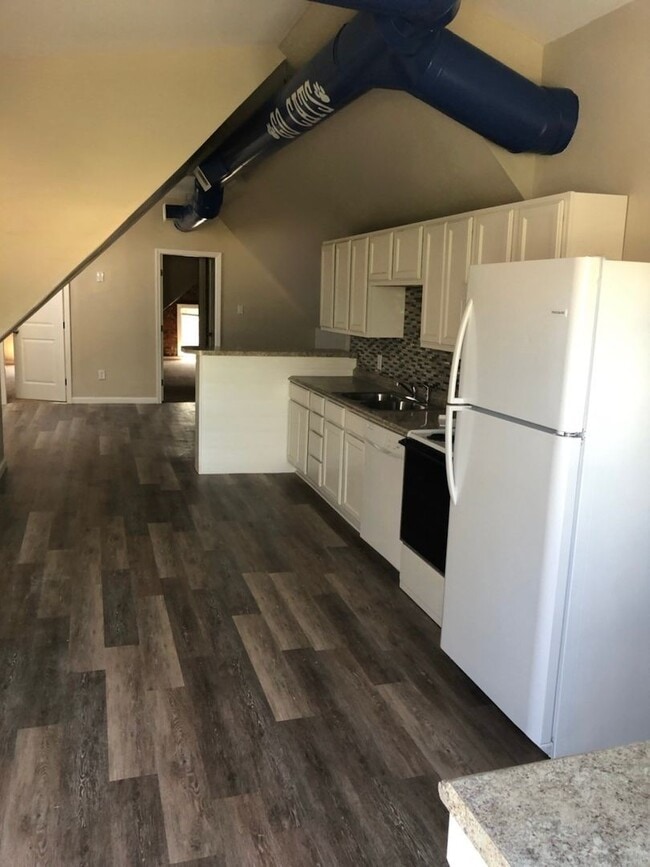 Building Photo - 235-2 Lexington Ave – The Treehouse Apartm...