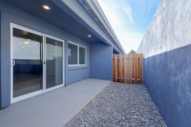 Building Photo - 9060 E Lakeshore Dr