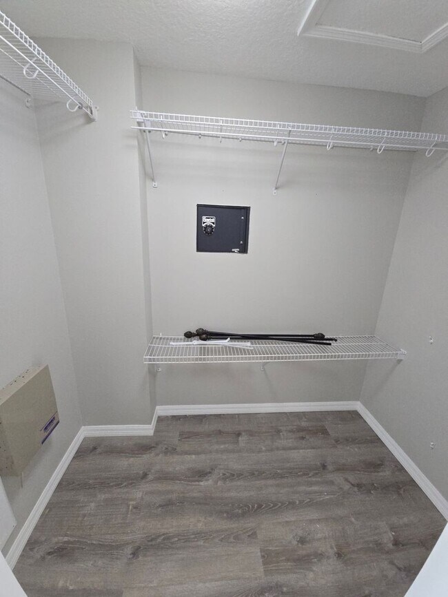 Building Photo - Newly Renovated 4/3 w/pool