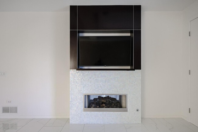 Building Photo - 7157 E Rancho Vista Dr