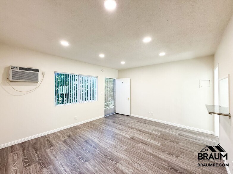 Building Photo - 15546 Vanowen St