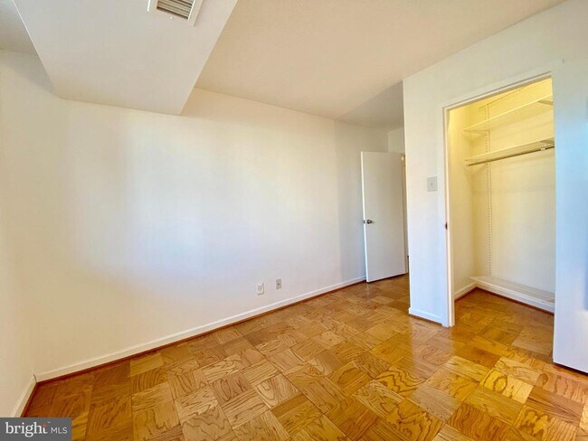 Building Photo - 3800 Fairfax Dr