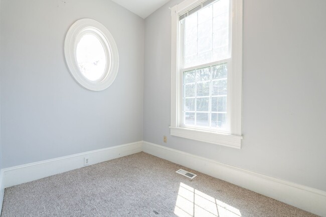 Building Photo - BEAUTIFUL Apartment in Downtown Suffolk!