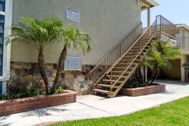 Building Photo - 322 S Claudina St