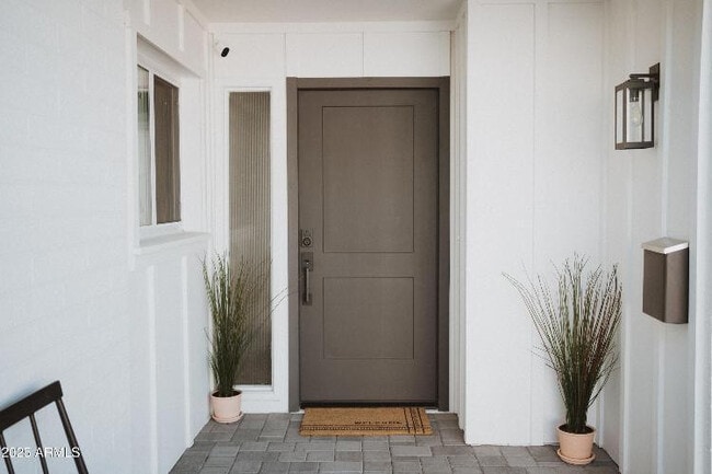 Building Photo - 8737 E Rose Ln