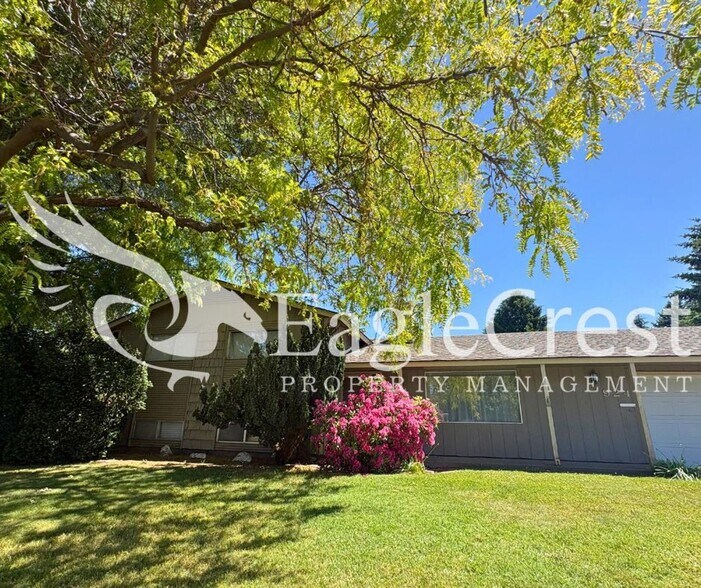 Building Photo - 3 Bedroom 2 Bathroom Single Family Home With Great Outdoor Space!!