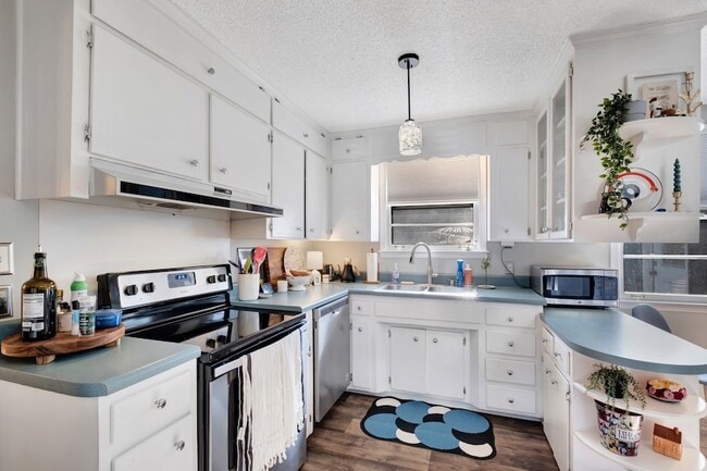 Building Photo - 3221 Cloverwood Dr