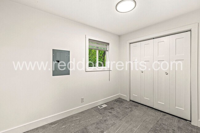 Building Photo - Stylish 3-Bed, 2-Bath Home Minutes from Do...