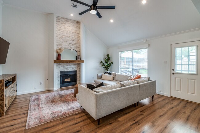 Building Photo - 825 Clearlake Dr