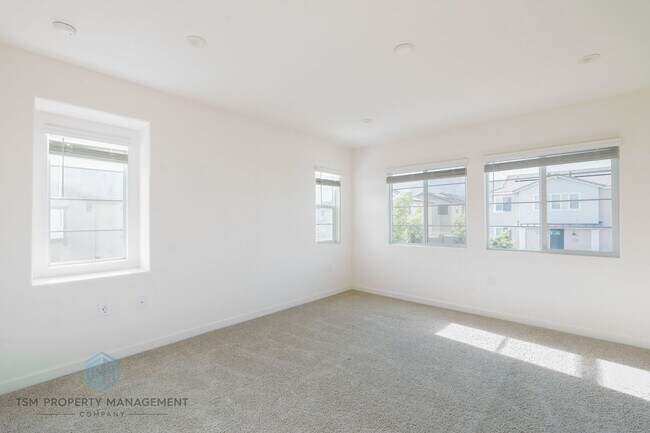 Building Photo - Beautiful 4-Bedroom Home in the Gated Citrus at Summit Community