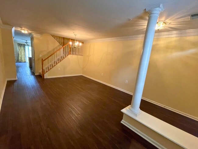 Building Photo - Beautiful 2BR, 2.5BA Townhouse Style Condo Near Old Town Alexandria