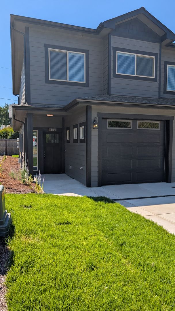 Building Photo - 2-Bed, 2-Bath Townhouse with Modern Touches, Garage and Washer/Dryer in Grants Pass!