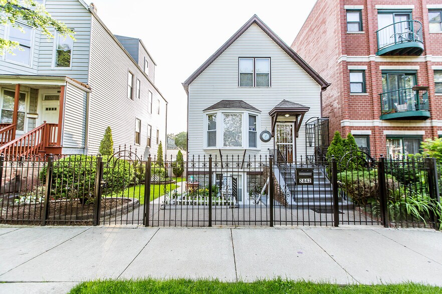 Building Photo - 2842 N Hamlin Ave