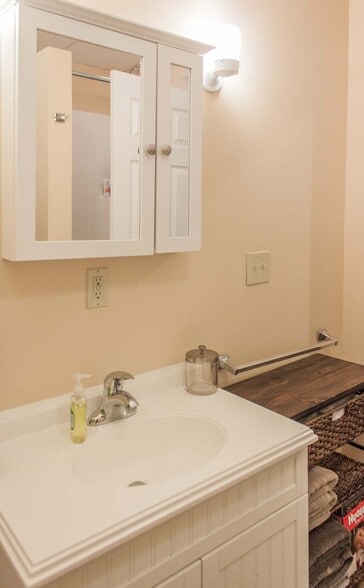 bathroom 3 - 735 S Grand Ave