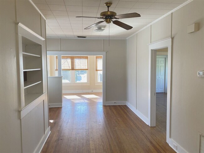 Building Photo - 2 BR/1 BA Downtown Apartment! Walk Everywhere!