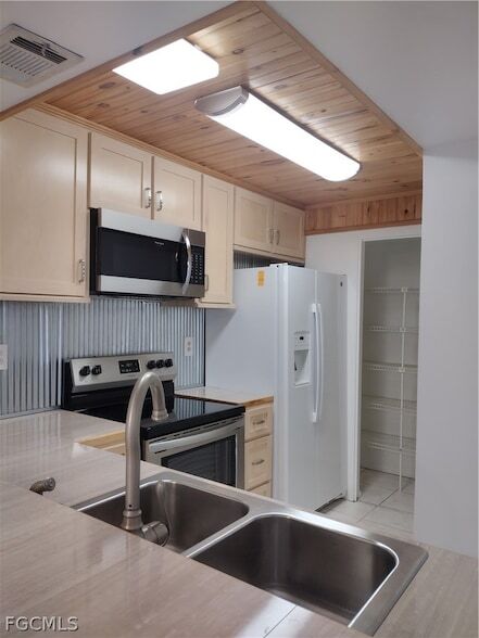 Building Photo - 1069 Villa Dr