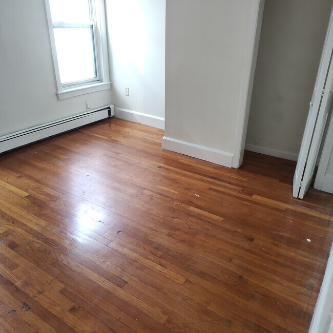 Building Photo - 327 Wood Ave