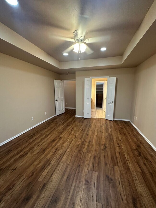 Building Photo - 2504 Thomas Dr