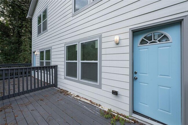 Building Photo - 2027 Lois Pl NW