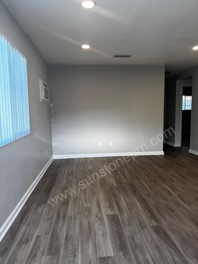 Building Photo - 1200 W 9th St