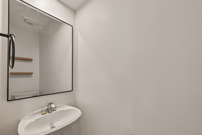 Building Photo - 5056 Glenmont Dr
