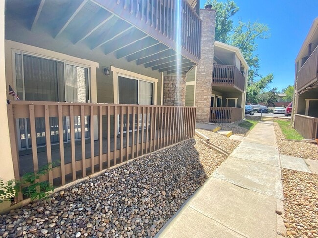 Building Photo - 1 Bed 1 Bath Aurora Condo Located Near Che...