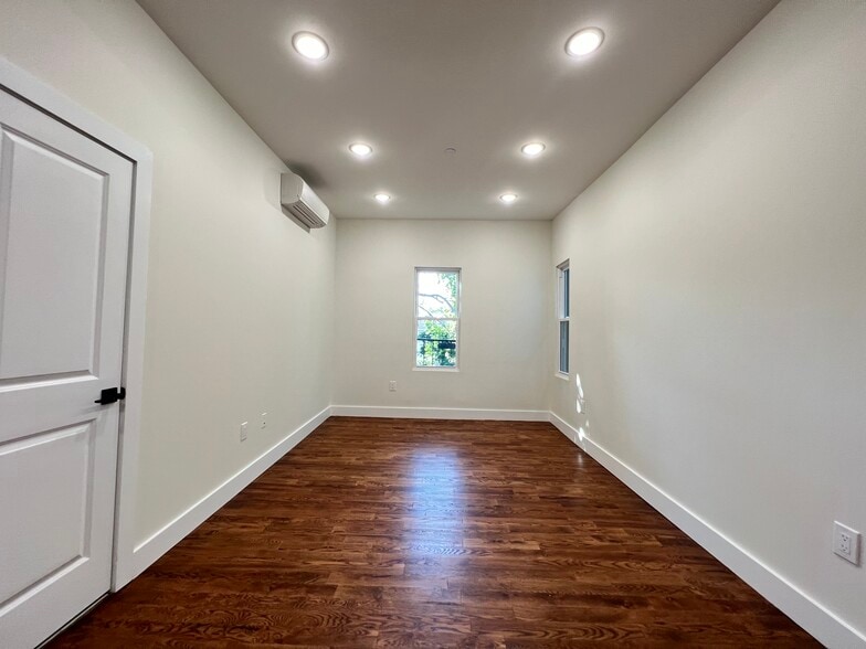 Unit 4 - 44 Van Nostrand Ave