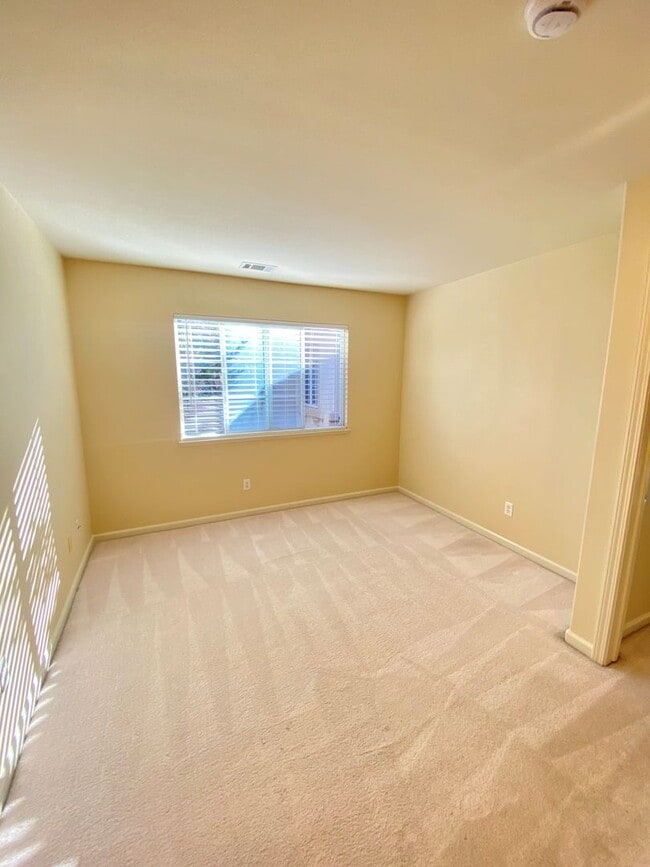 Building Photo - Beautiful 3 Bed 2.5 Bath Santa Clara Townh...