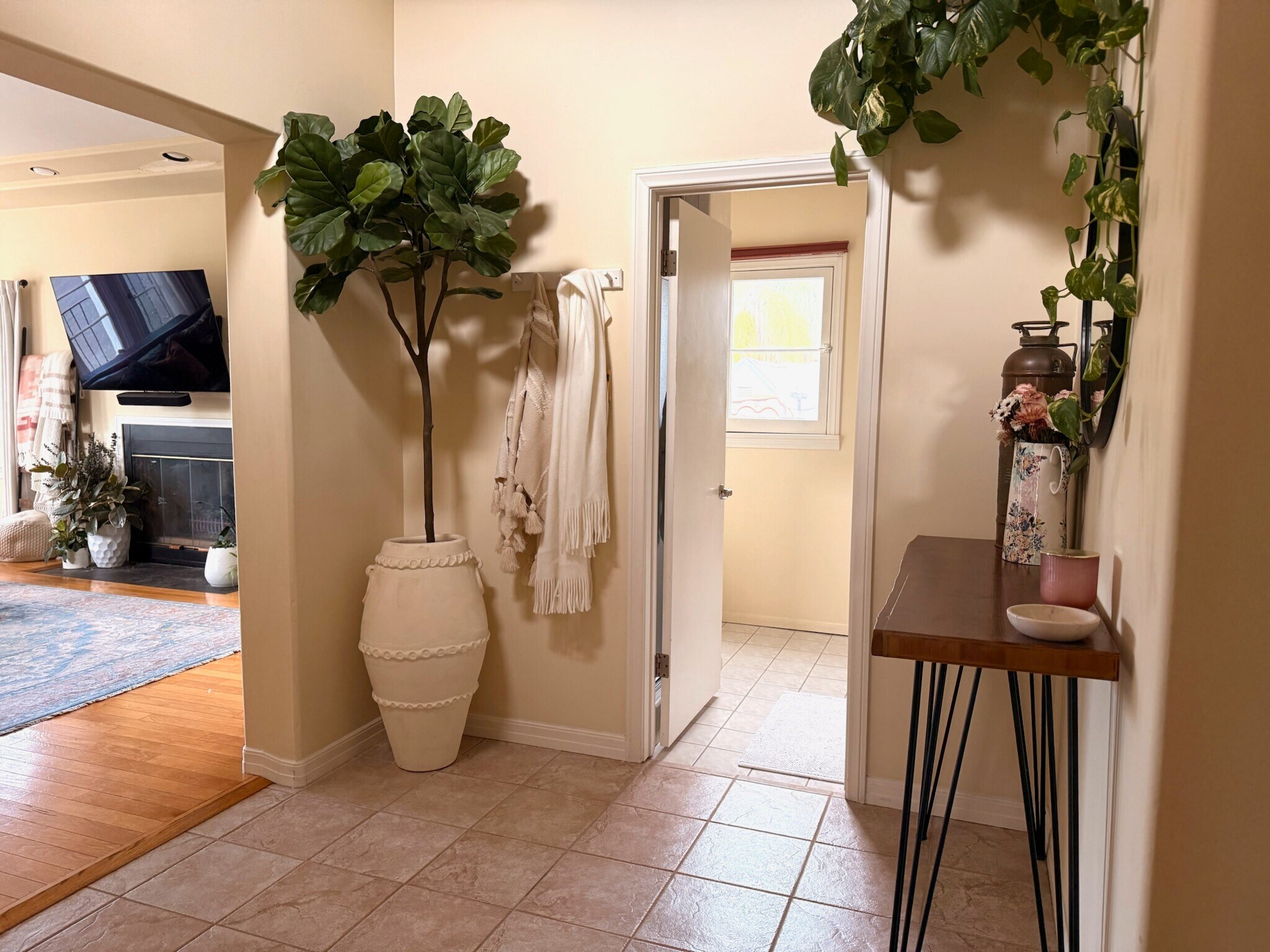 Entry - 222 S Hamilton Dr