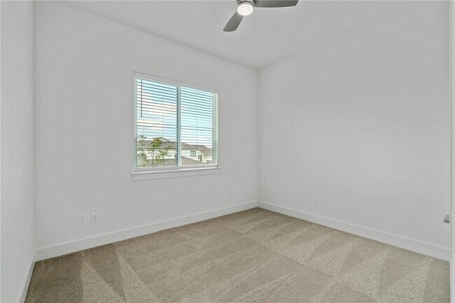 Building Photo - 2050 Lohmans Spur Rd